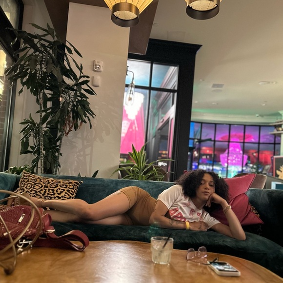 Meet your Posher, Liv - Picture 1 of 1